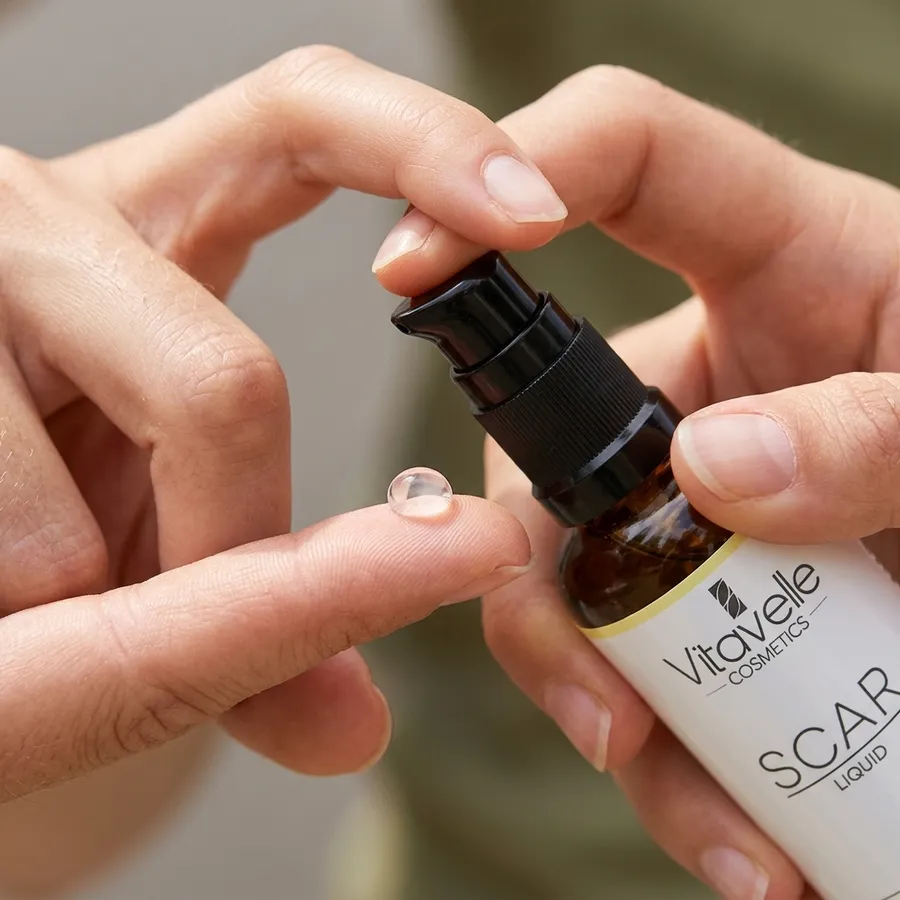 Ein Pumpstoß Scar Liquid auf der Fingerspitze